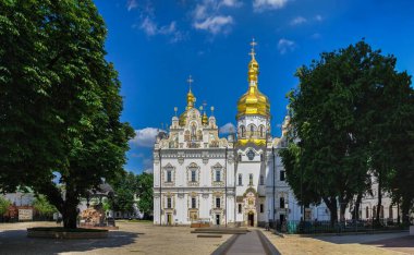 Kyiv, Ukrayna 07.11.2020. Kyivo-Pecherska Lavra ve Ukrayna 'nın Kyiv kentindeki mağaraların manastırı, güneşli bir yaz gününde.