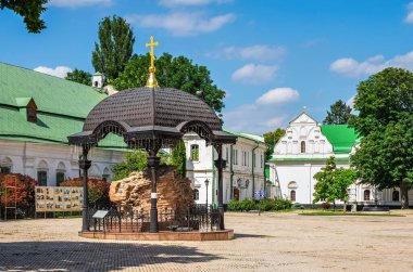 Kyiv, Ukrayna 07.11.2020. Kyivo-Pecherska Lavra ve Ukrayna 'nın Kyiv kentindeki mağaraların manastırı, güneşli bir yaz gününde.