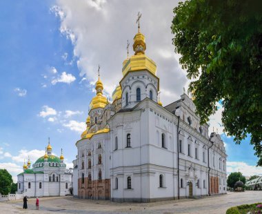Kyiv, Ukrayna 07.11.2020. Kyivo-Pecherska Lavra ve Ukrayna 'nın Kyiv kentindeki mağaraların manastırı, güneşli bir yaz gününde.