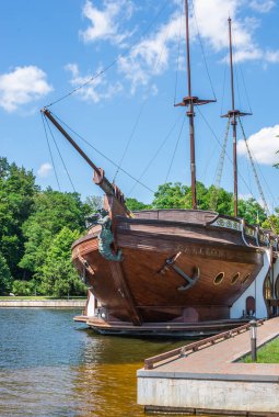 Kyiv, Ukrayna 07.10.2020. Güneşli bir yaz gününde, Kyiv, Ukrayna 'daki Mezhyhirya Konutu' nda ahşap Galleon mavnası ya da gemi restoranı.