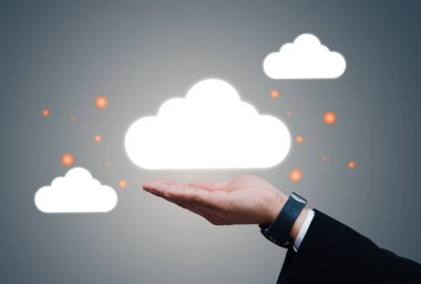 İş adamı elinde simge bulut hesaplama ağı ve simge bağlantı veri bilgisini tutuyor.