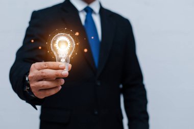 Yaratıcı yeni fikir. Yenilik, beyin fırtınası, ilham ve çözüm kavramları.