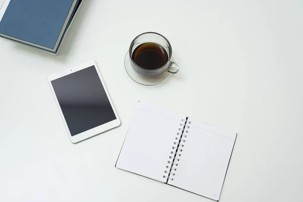 Espacio Trabajo Con Libros Tableta Taza Café — Foto de Stock