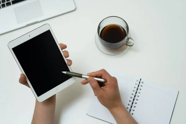 Stylus Wijst Naar Een Tablet Achtergrond Van Een Computer Koffie — Stockfoto