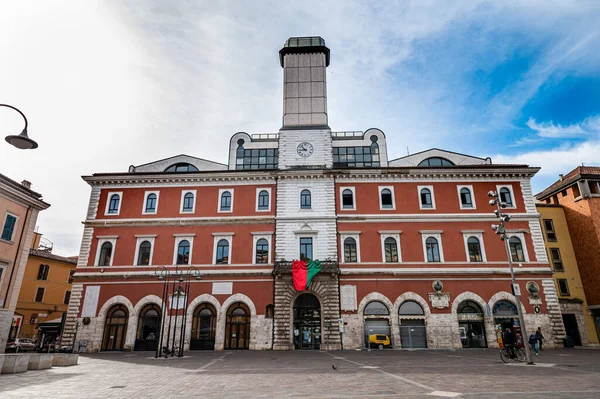 イタリアのテルニ2021年5月14日 市立図書館があるエウロパのテルニ広場 — ストック写真
