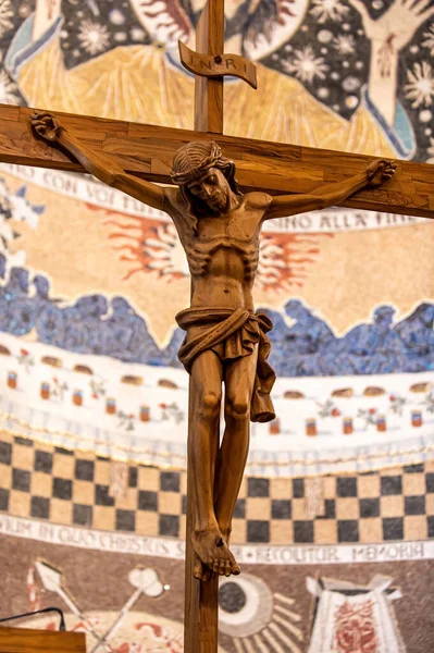 Crucifix Din Lemn Isus Sculptat Manual Într Biserică — Fotografie, imagine de stoc