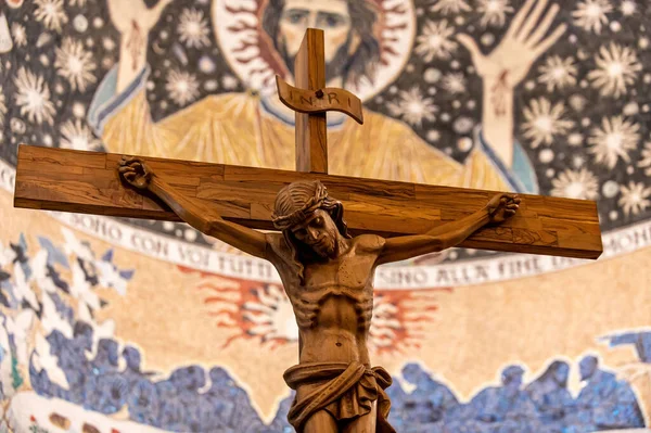 Puinen Krusifiksi Käsin Veistetty Jeesus Kirkossa — kuvapankkivalokuva