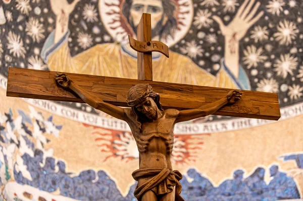 Crucifix Din Lemn Isus Sculptat Manual Într Biserică — Fotografie, imagine de stoc