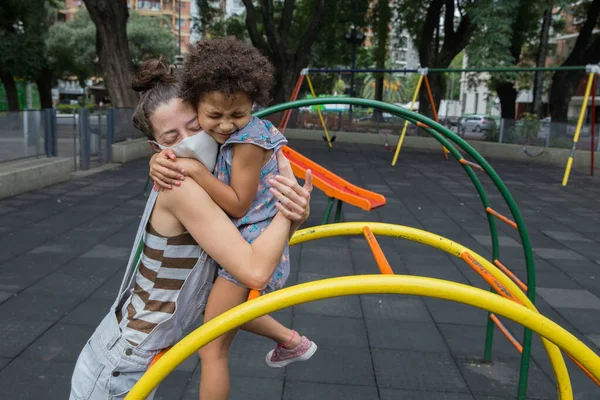 Mãe Filha Abraçando Playground Fora Vida Pandêmica — Fotografia de Stock
