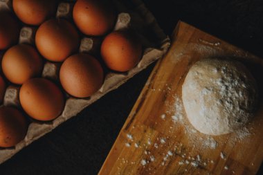 Ekmek hamurunu yumurta ve tuzla kaplayın.