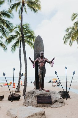 Dük Paoa Kahanamoku heykeli bir Waikiki plajı