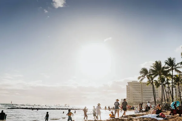 Pessoas Desfrutando Praia Dia Ensolarado Waikiki — Fotografia de Stock