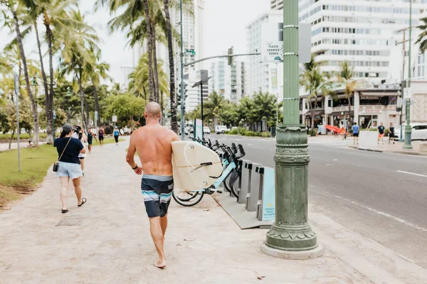 Man Loopt Met Surfplank Naar Het Strand Waikiki — Stockfoto
