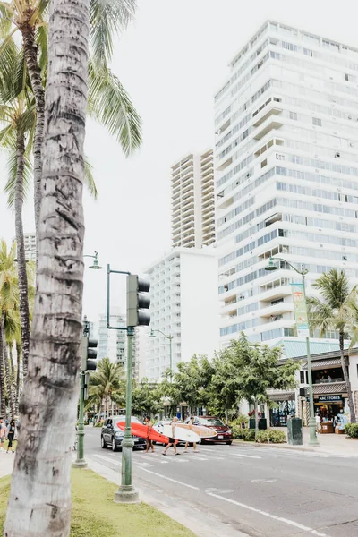 Hombres Cruzan Calle Con Tablas Surf Waikiki — Foto de Stock