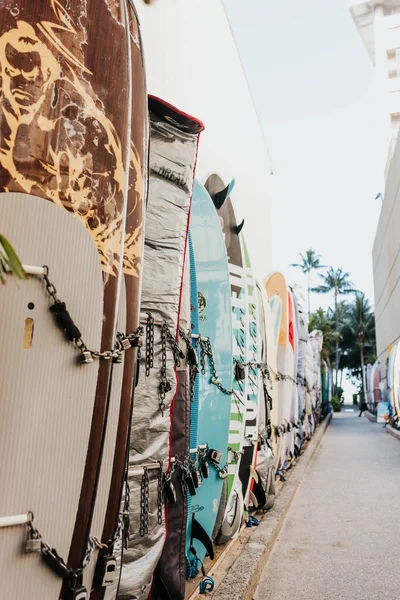 Sidewalk Bekleed Met Surfplanken Waikiki — Stockfoto