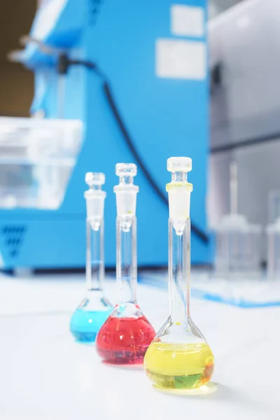 Tubos Ensaio Frascos Com Líquido Ensaio Sobre Mesa Num Laboratório — Fotografia de Stock