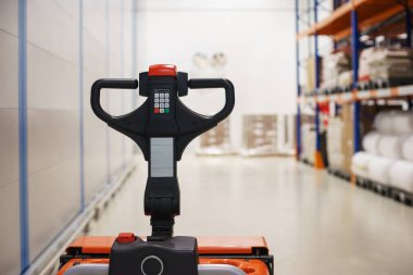 Hedefli depolama sistemine sahip modern depoda elektrikli forklift.