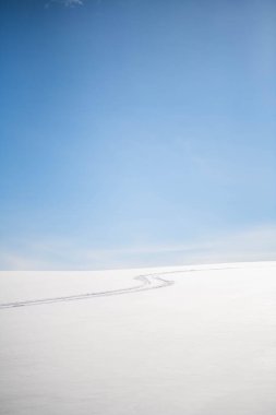 Karda bir kayak pisti