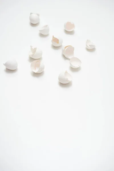 Zerbrochene Schalen Aus Eiern Auf Weißem Hintergrund — Stockfoto