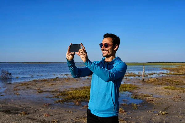 Giovane Uomo Che Scatta Una Foto Sorridendo — Foto Stock