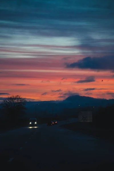 Cielo Rojo Amanecer Sobre Una Carretera Con Tráfico — Foto de Stock