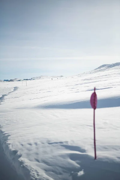 Μια Πινακίδα Ένα Στύλο Στέκεται Δίπλα Ένα Χιονισμένο Κομμάτι — Φωτογραφία Αρχείου