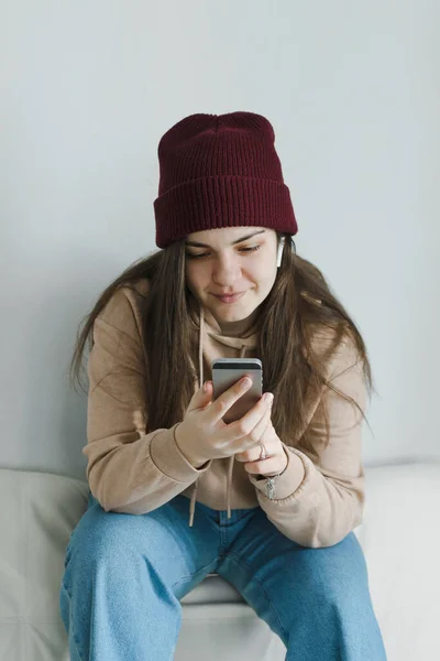 Стильна Молода Жінка Посміхається Використовує Телефон Дивиться Відео — стокове фото