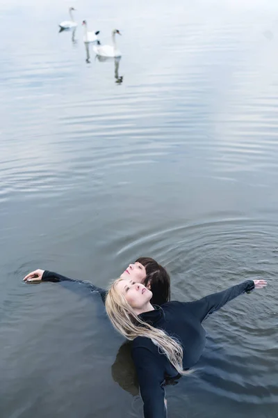 Модні Дівчата Близнюки Озері Позує Тлі Води — стокове фото