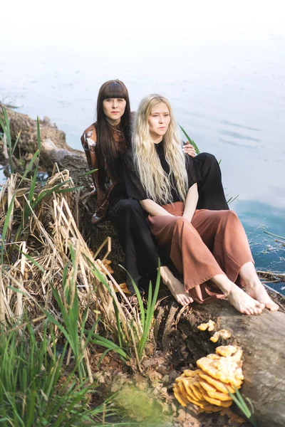 Модні Дівчата Близнюки Озері Позує Тлі — стокове фото