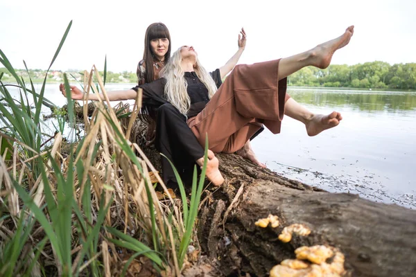 Модні Дівчата Близнюки Озері Позує Тлі — стокове фото