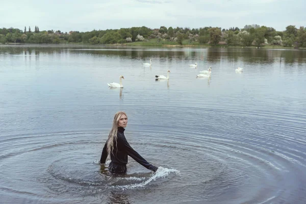 Дівчина Моди Озері Позує Фоні Води — стокове фото
