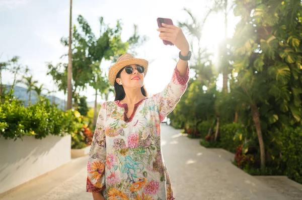 Uśmiechnięta Kobieta Robi Sobie Selfie Podwórku Swojego Domu — Zdjęcie stockowe