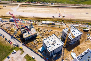 İnşaat alanındaki vinçlerin kuş bakışı görüntüsü