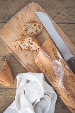 Baget kesme tahtasının üzerinde bıçakla kesilir.