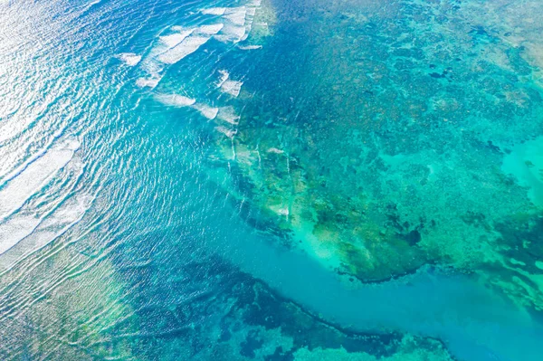 Okyanus Dalgalarının Hava Görüntüsü Mavi Arka Planı Dramatik Kolo — Stok fotoğraf