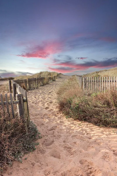 日落时穿过沙丘去海滩的路 — 图库照片