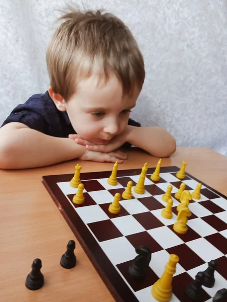 Маленький Мальчик Думает Играя Дома Шахматы Отдых — стоковое фото