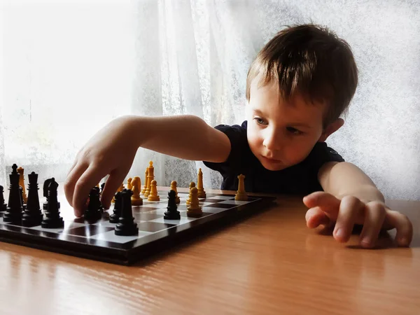 Ragazzo Anni Tavolo Giocare Scacchi Casa — Foto Stock