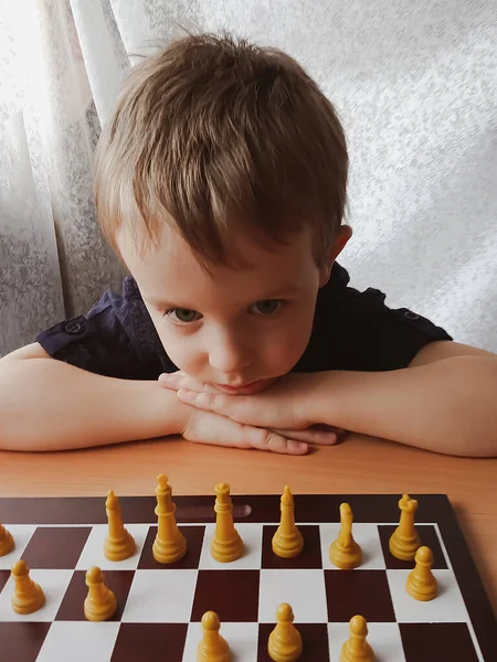 Маленький Хлопчик Думає Граючи Шахи Вдома Дозвілля — стокове фото