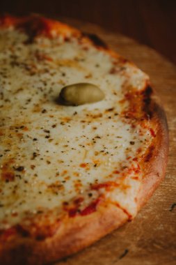 Zeytinli mozzarella pizza.