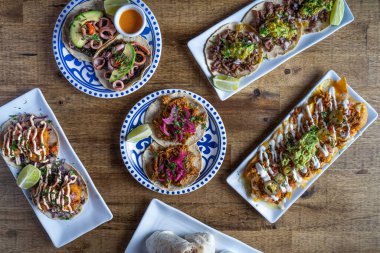 Çeşitli Meksika yemeklerinin yüksek açılı görüntüsü. Taco, cips ve burrito..