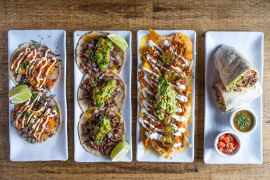 Meksika tacoları, nacholar ve burritoların yüksek açılı görüntüsü.