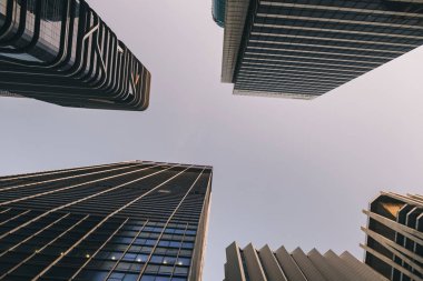 Singapur şehir merkezinde gündoğumunda finansal bölge gökdelenlerinin düşük görüntüsü.