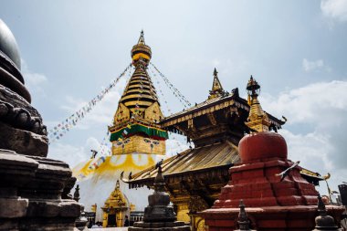 Sabah güneşinde Swayambhunath 'ın berrak gökyüzüne düşük açılı duruşu, Katmandu, Nepal