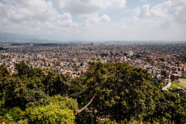 Sabahın erken saatlerinde Swayambhunath stupasından görüldüğü gibi Katmandu şehri altyapısı, Nepal