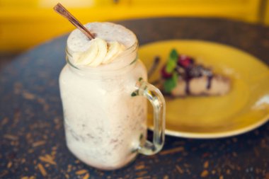 Smoothie ve peynirli kek, sarı arka planda. Sağlıklı kavram