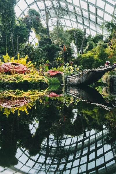 Impresionante Reflejo Naturaleza Techo Cristal Dentro Cúpula Las Flores Singapur — Foto de Stock