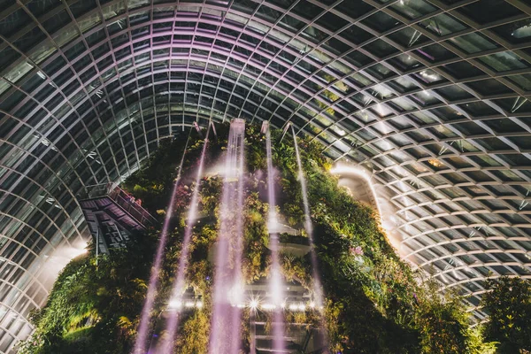 Wodospady Wewnątrz Kwiat Kopuła Szklarnia Nocy Singapurze — Zdjęcie stockowe