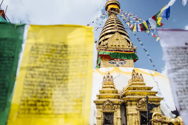 Vista Ángulo Bajo Estupa Swayambhunath Rodeada Banderas Budistas Oración Katmandú — Foto de Stock