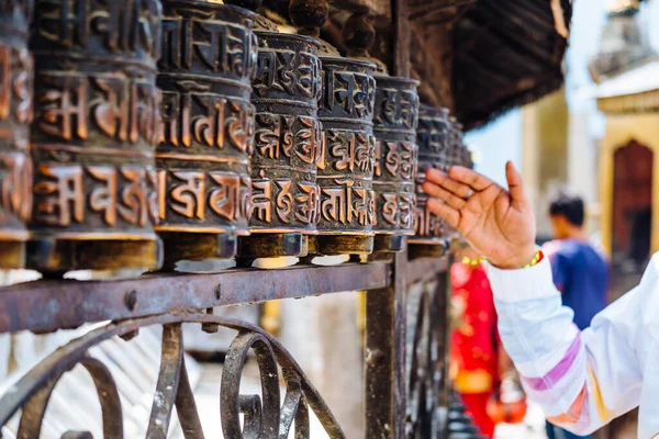 Buddyjska Ręka Modlitewna Dotykająca Koła Modlitewnego Swayambhunath Stupa Katmandu Nepal — Zdjęcie stockowe